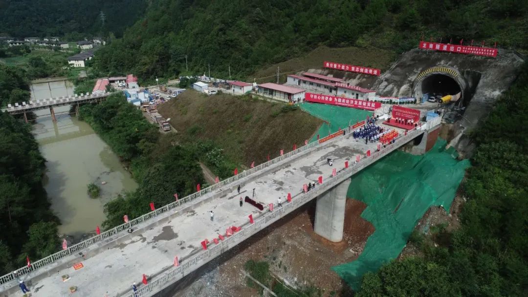 刚刚!赣深高铁全线最长隧道贯通!