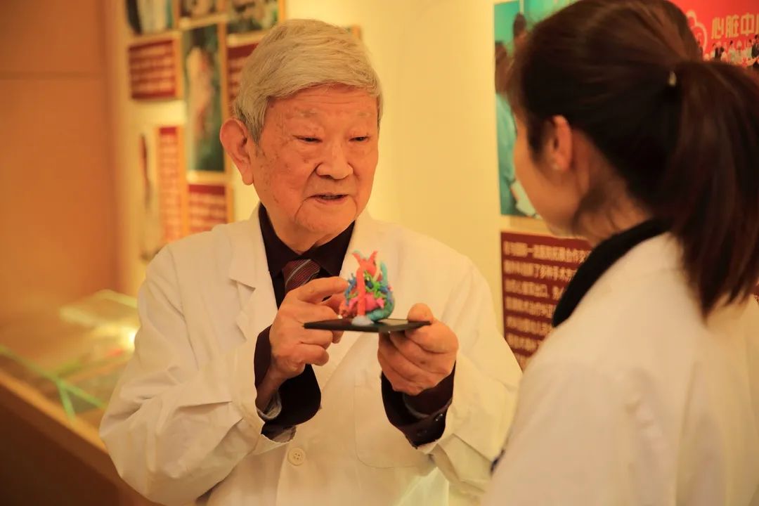 2020中国最美医生92岁仍开门诊每个孩子我都想救