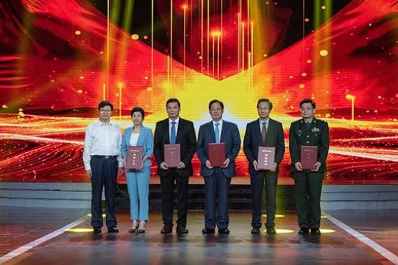 今晚，中共中央宣传部、国家卫生健康委员会联合发布2020年“最美医生”先进事迹