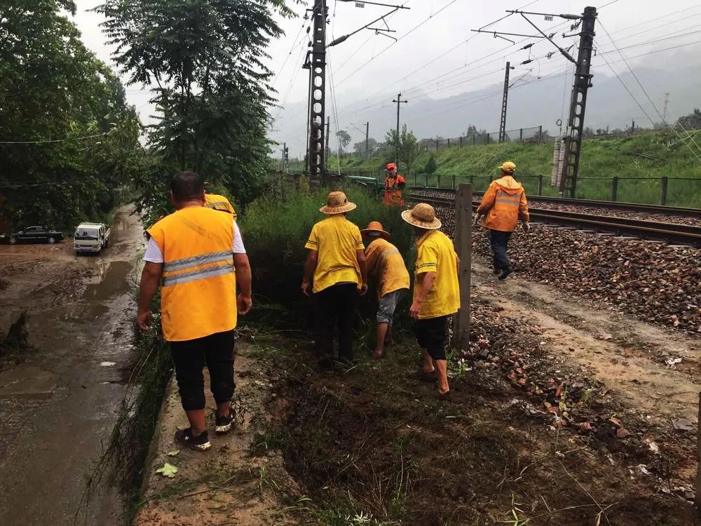 【百日攻坚】闻汛而动齐上阵,迎雨而上保畅通!