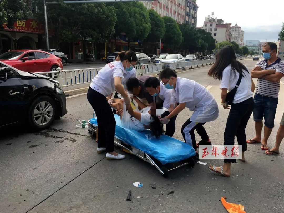 事發民主中路女子騎電動車過斑馬線被小車撞飛現場一片狼藉