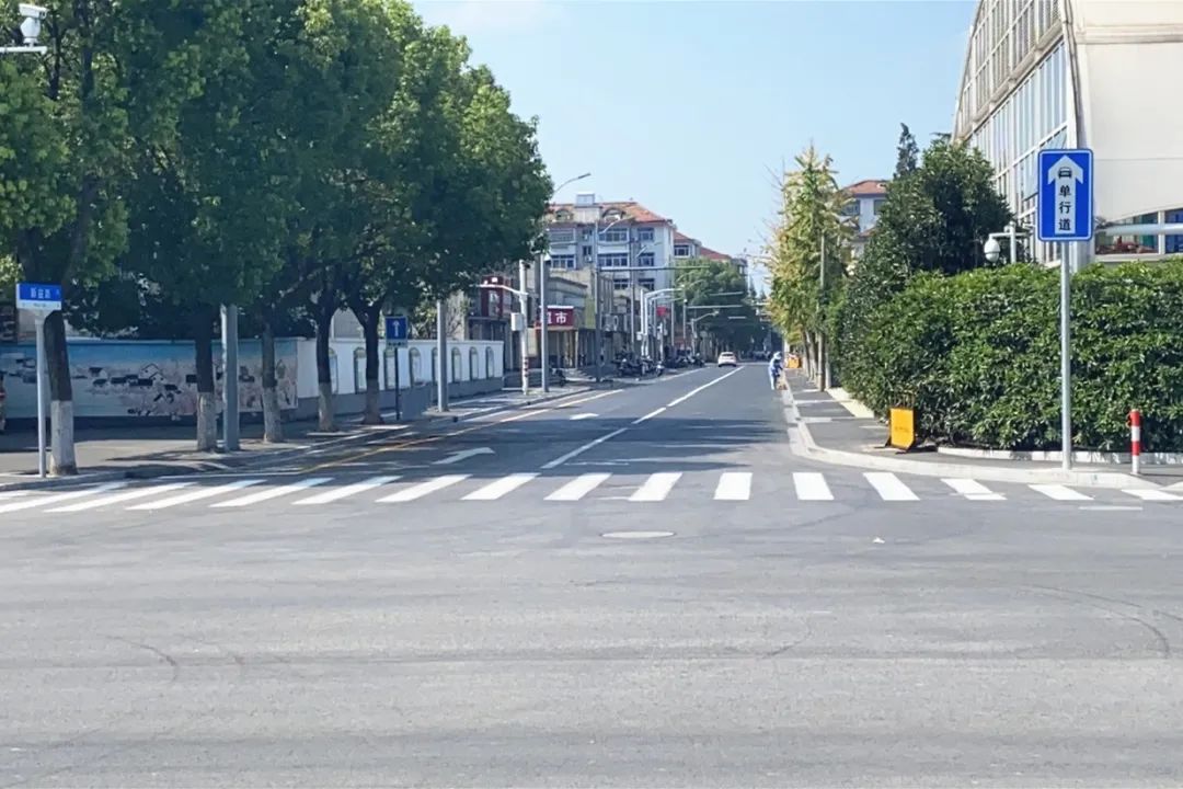 新益路 新益路(华强街—纪鹤公路)单向道由南向北,机动车道3.