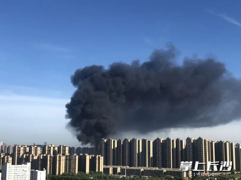 突发长沙雨花区一社区附近起火浓烟滚滚直冲天空视频