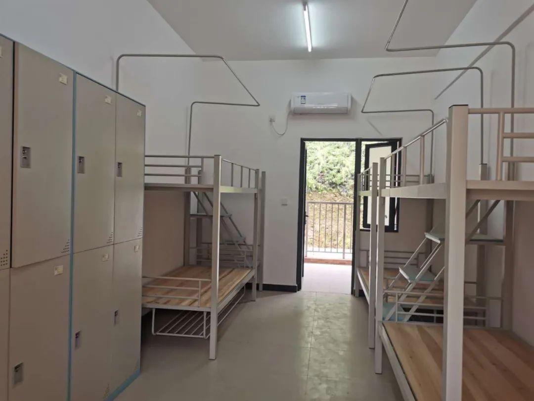 据悉,该校课室,宿舍等场室在年初就已完工,已通风透气了较长一段时间