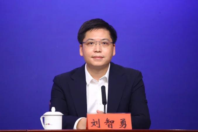 主持人王楚宏:谢谢王守睿主任,下面有请罗湖区刘智勇区长介绍情况.