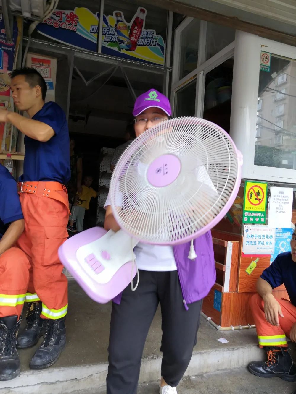 红旗手陈稳帮助商户转移物资巾帼建功标兵重庆市巾帼建功标兵何正慧