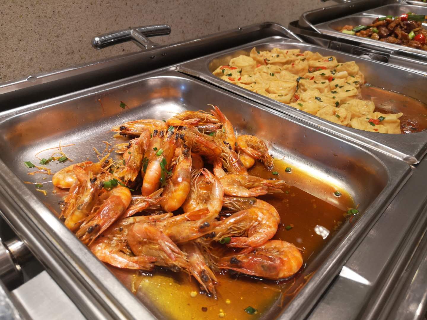 杭州新鲜事自助餐厅用电子秤称饭菜重量收费