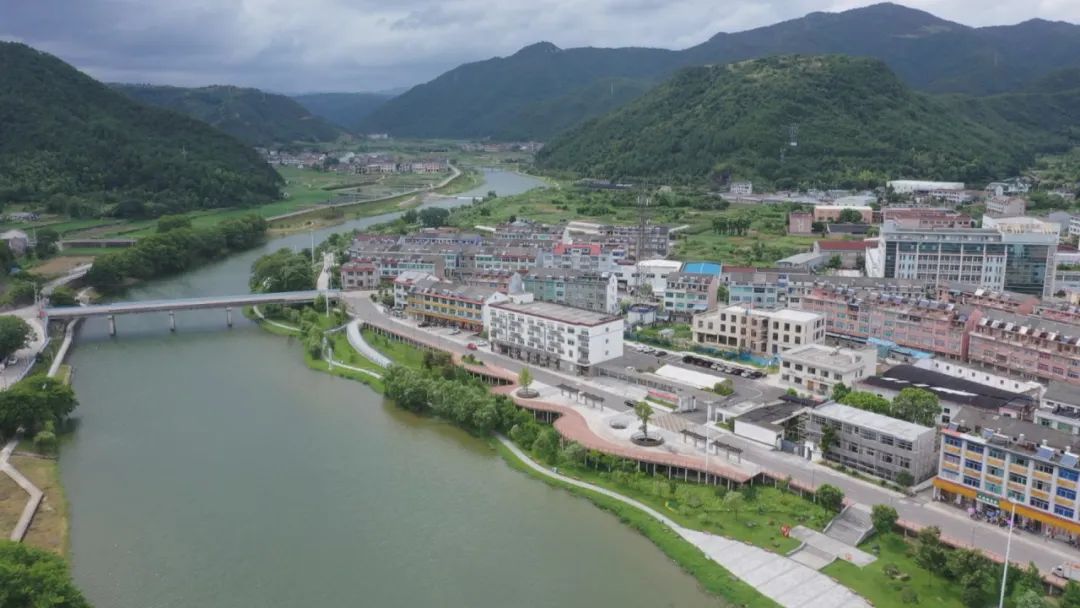 盛夏傍晚,在清溪三门境内沙柳街道办事处上游,放眼望去,水面波光粼粼