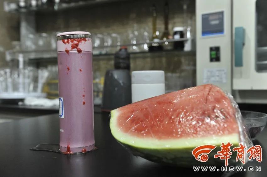 嘭!姑娘手中的保温杯突然爆炸,只因杯子里泡了这个忘了喝