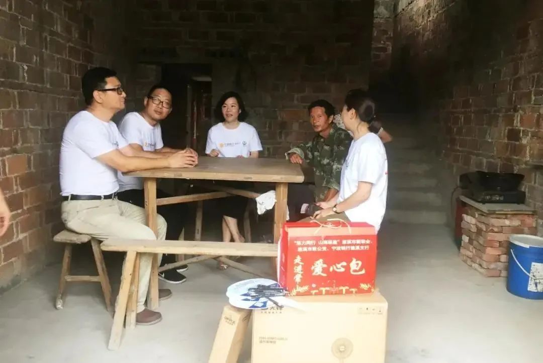 常山县委常委,副县长姚金环代表常山县委,县政府向慈溪市委统战部