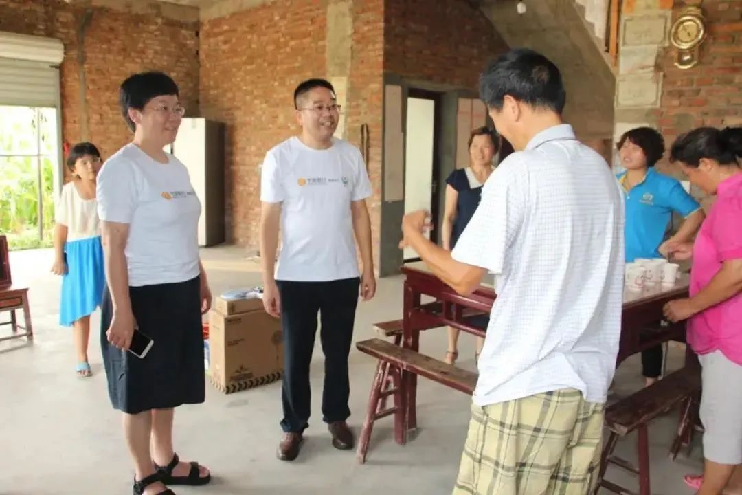 常山县委常委,副县长姚金环代表常山县委,县政府向慈溪市委统战部