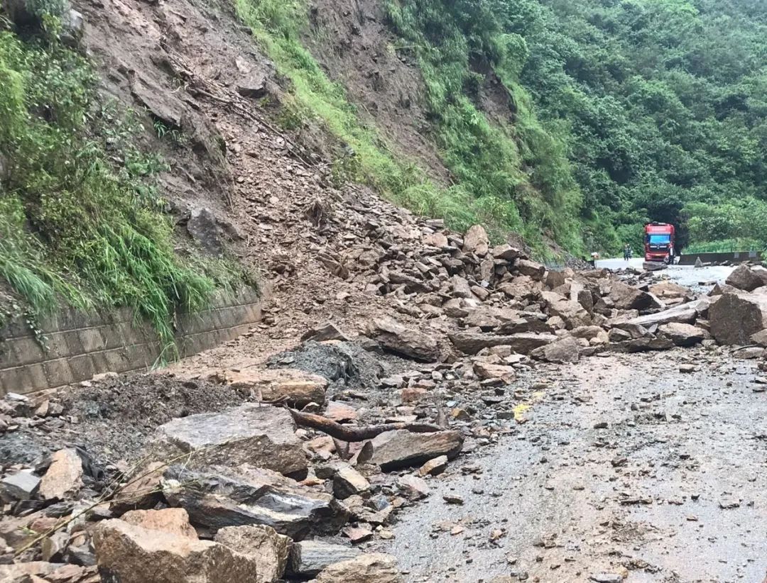 石流多处发生山体塌方导致保山至大理方向部分路段中断受阻路段长约8公里
