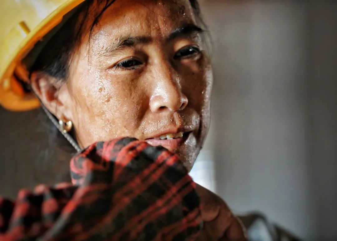 烤验⑧一江两岸工地里的女汉子