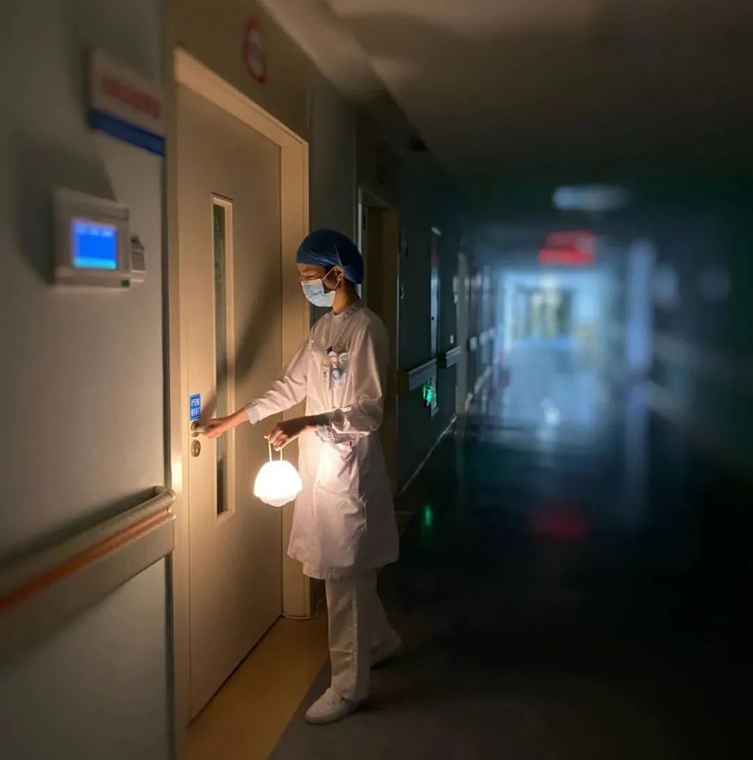 海口市人民医院心血管内科护士在巡房