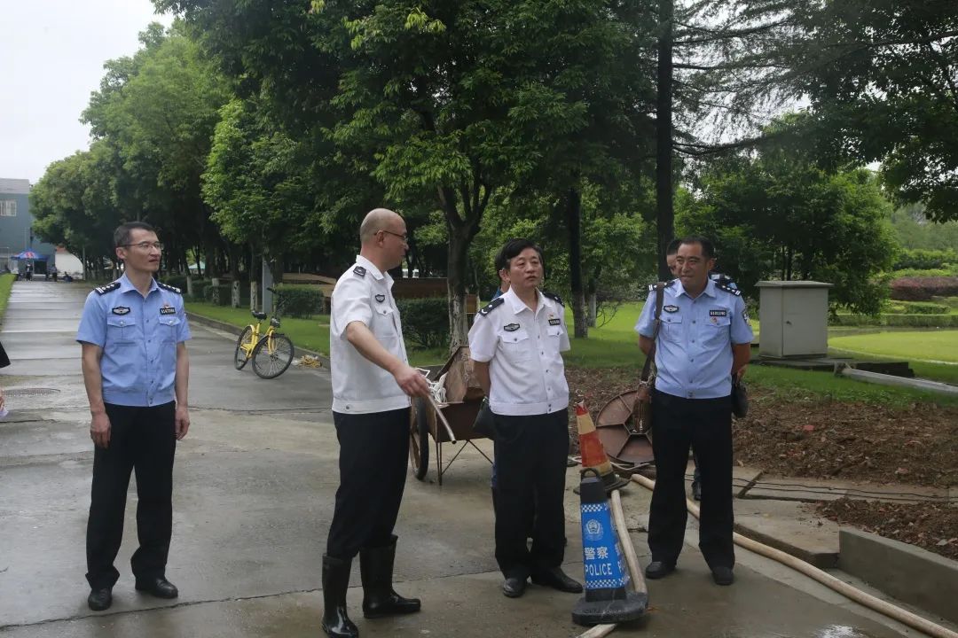 省女監民警災後消殺嘉州監獄所在的樂山市遭受了嚴重洪水災害,監獄