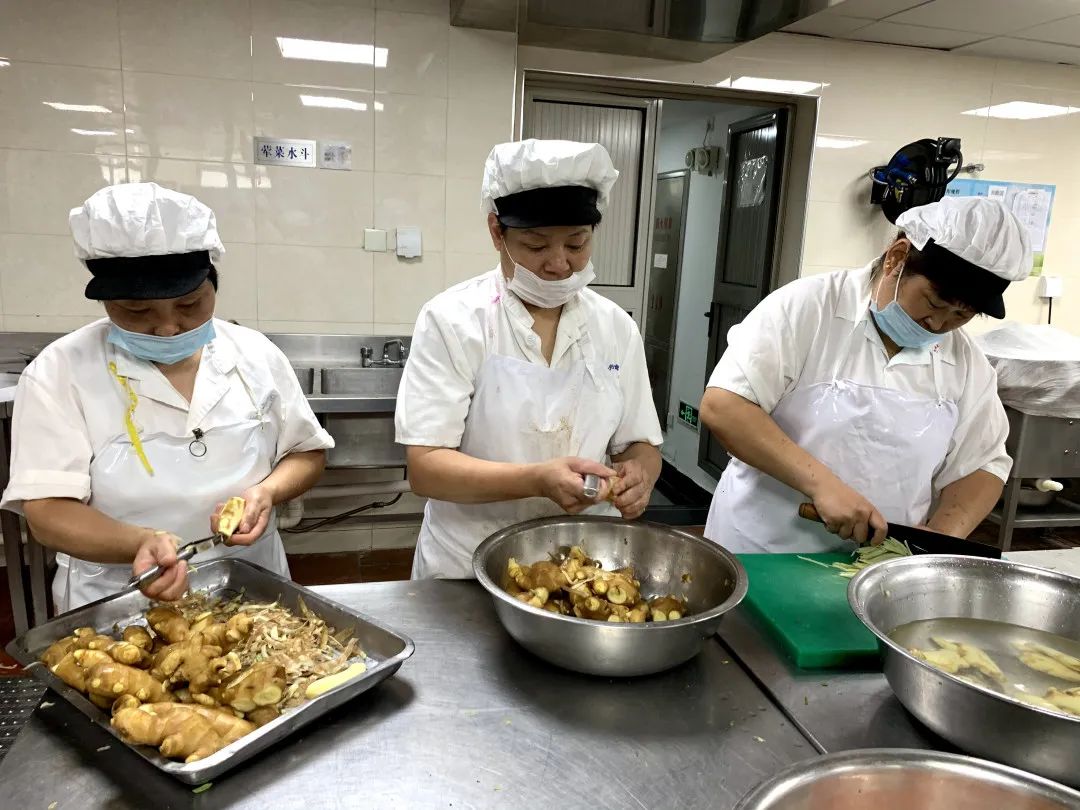 为最大限度地减少浪费,冬瓜皮,南瓜皮这些边角料也在厨师的巧手下变身