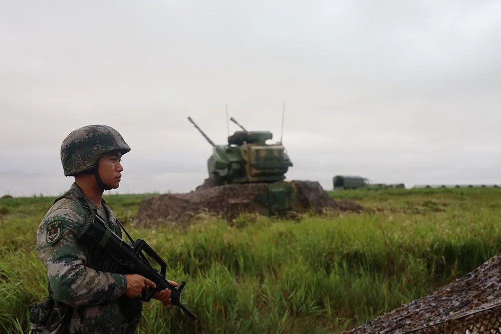 孙晃 靶机起飞炮声震 风吹烈阳练兵忙 连日来,第72集团军某旅防空部队