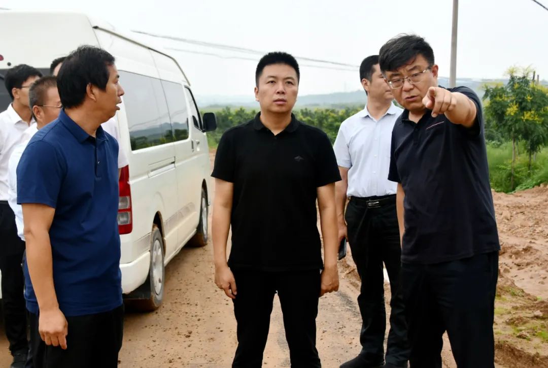 县长张力超督导旅游道路建设进度