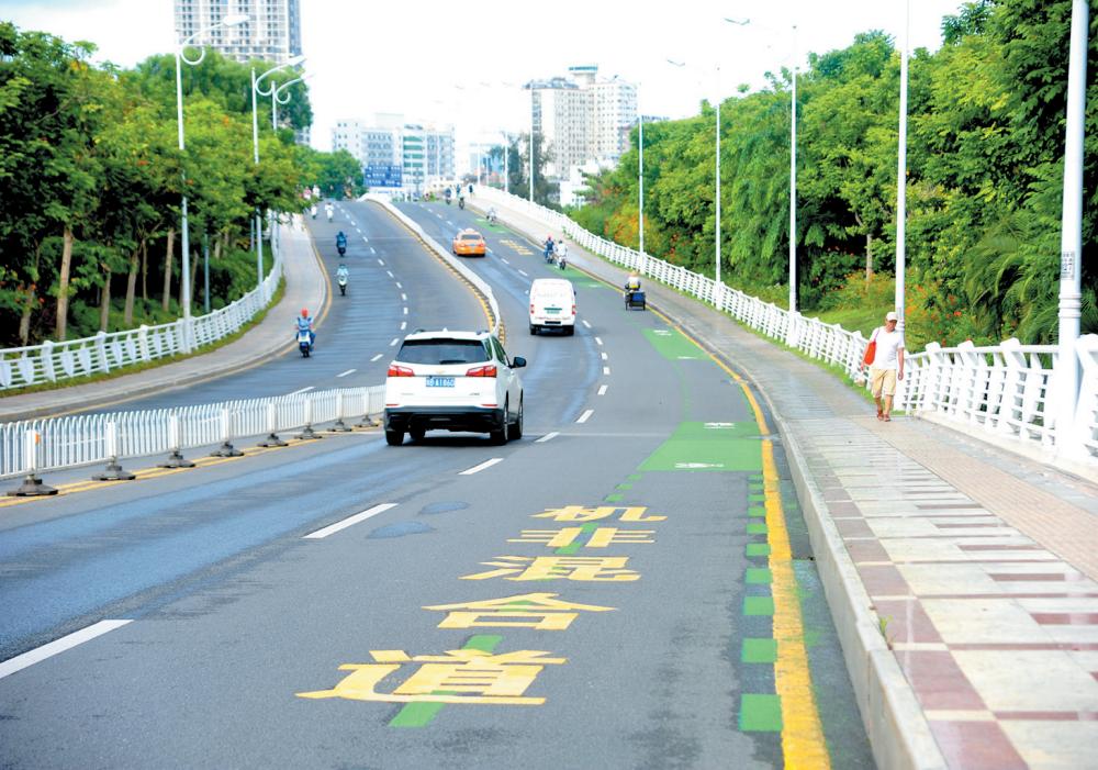 三亚首条非机动车绿道在春光路试点