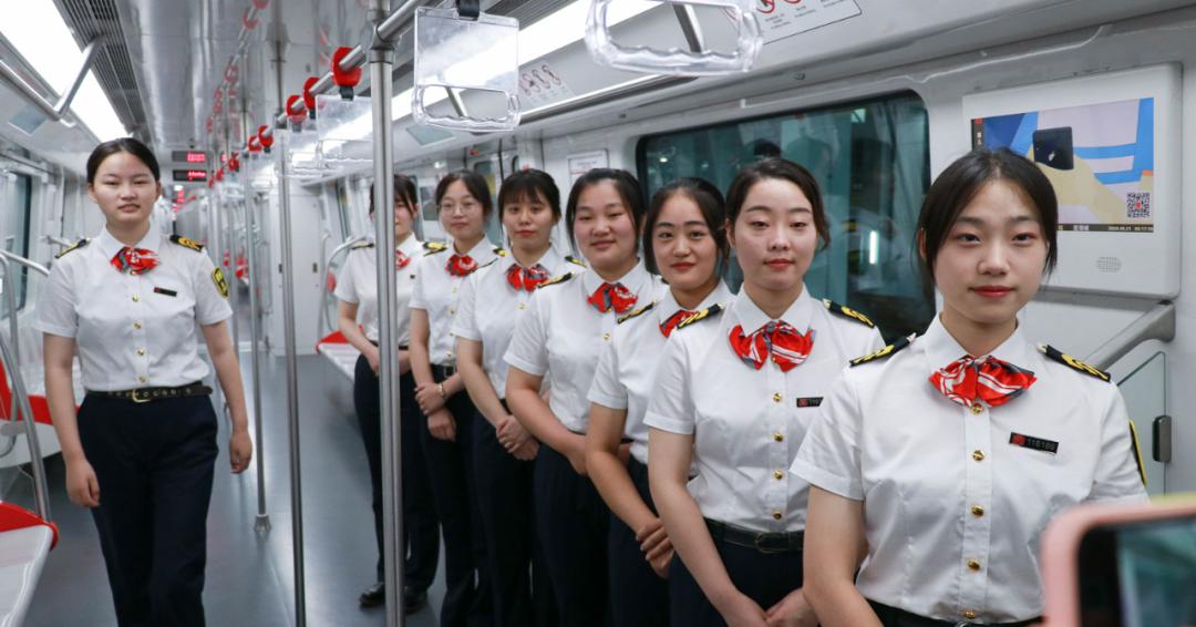 帅呆合肥地铁首批女司机上岗了