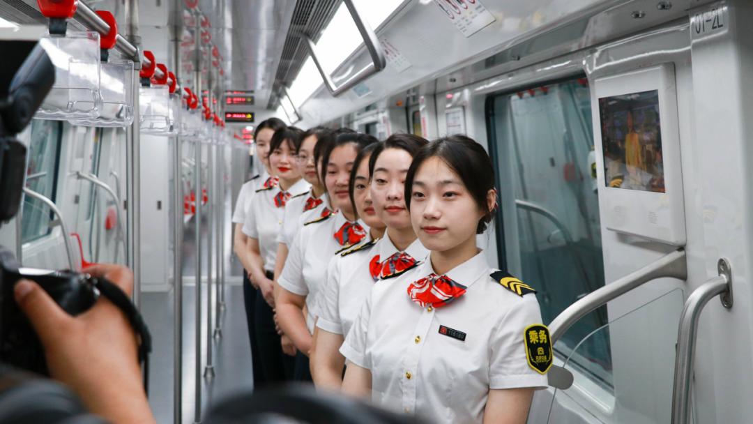 帅呆合肥地铁首批女司机上岗了