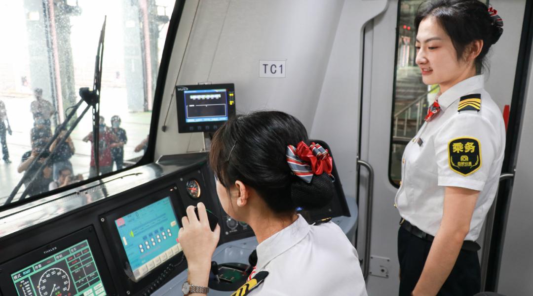 帅呆合肥地铁首批女司机上岗了