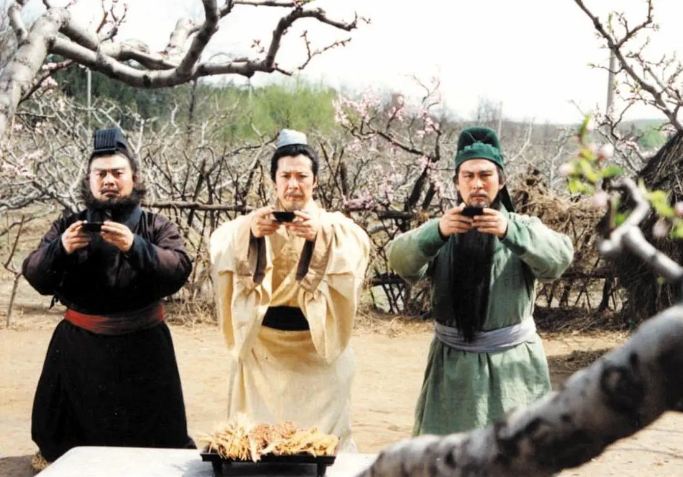 刘关张桃园三结义,1994版电视剧《三国演义》剧照,图源豆瓣