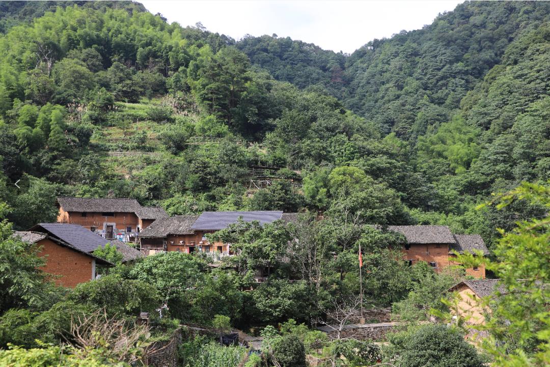 弯弯绕绕的盘山路,把我们带到一个偏僻而高耸的山村—乐平市洪岩镇