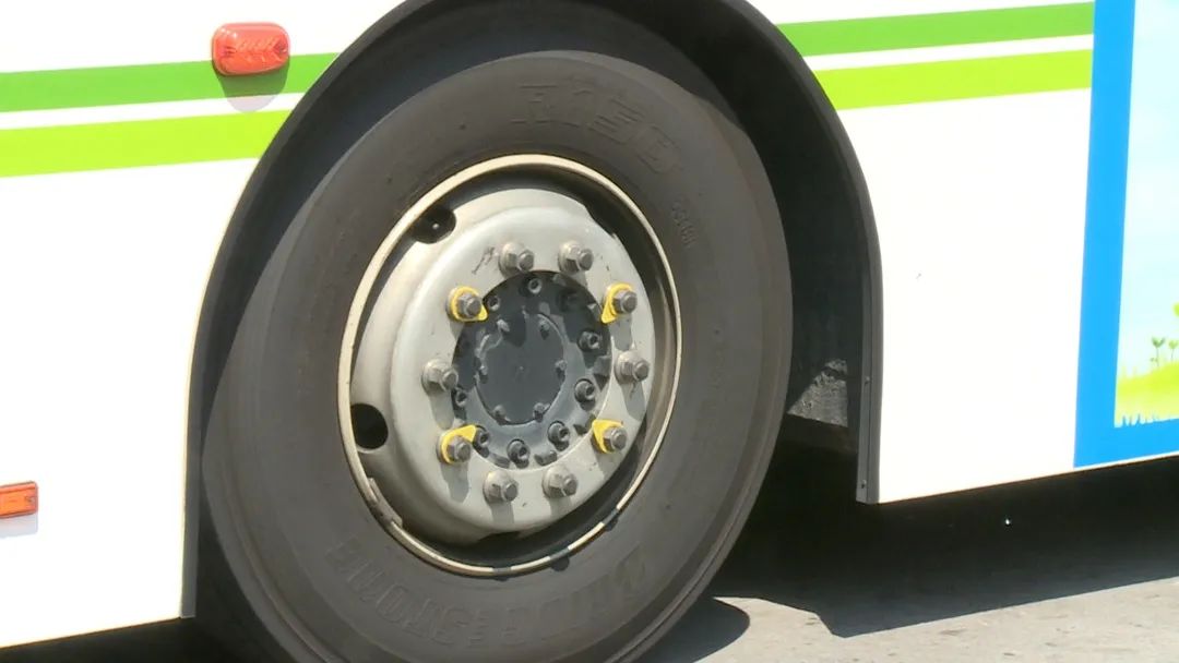 金山公交车的轮胎上多了个黄色的塑料片究竟是用来干嘛的