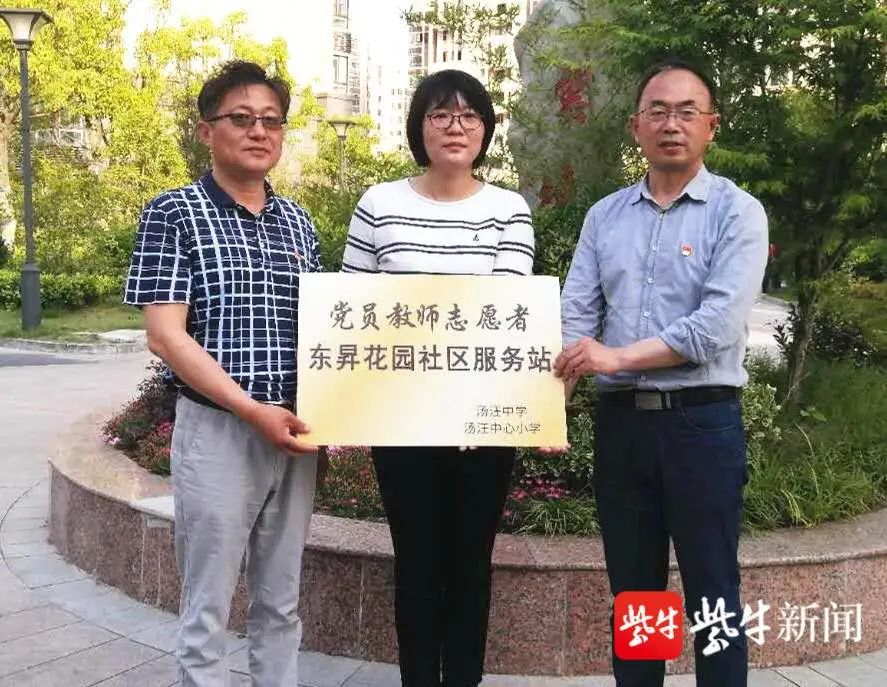 20日凌晨3點多鐘,揚州廣陵區湯汪鄉東昇花園小區西門,社區工作人員和