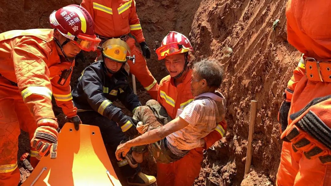 工人被埋两米多深坑道消防员刨土救人