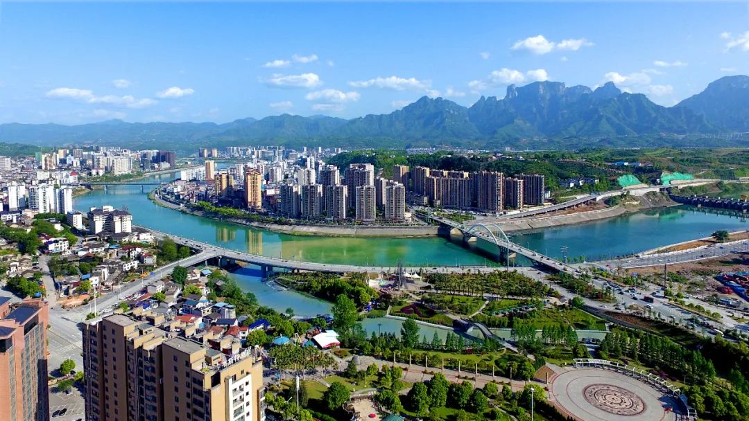 是张家界她是生态宜居的森林城市光环她戴着世界自然遗产的绚烂世界