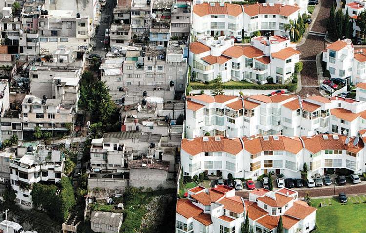 墨西哥首都,一墙之隔的穷人区和富人区