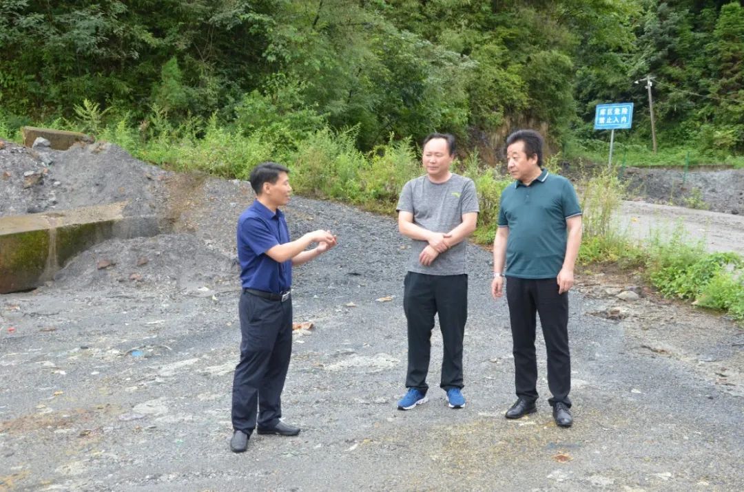 镇巴法院院长陈光德到平安镇督查检查防汛工作