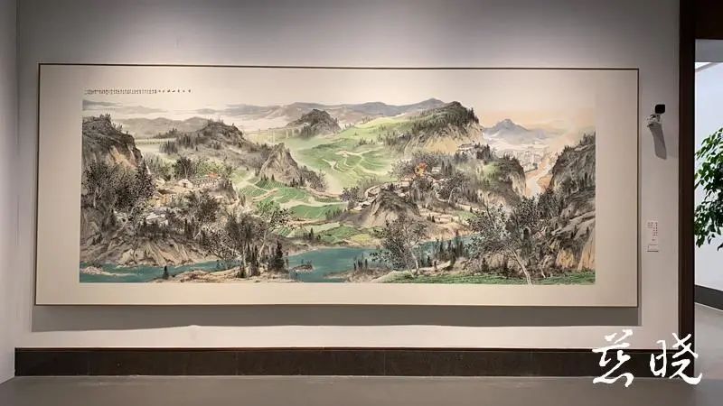 他的山水画,坚持传统又注重创新,笔墨精湛,构图大气,风格清新,语言