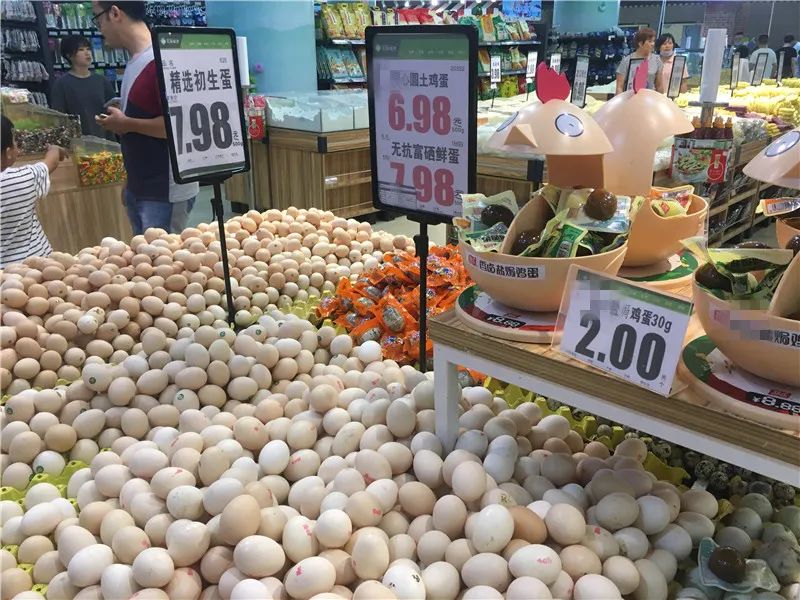 超市里,最便宜的鸡蛋也要近6元.