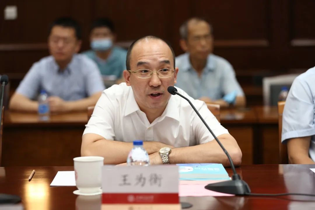 王为衡在会上表示,出版业真实记录下一位位冲锋在前,无私奉献的抗疫