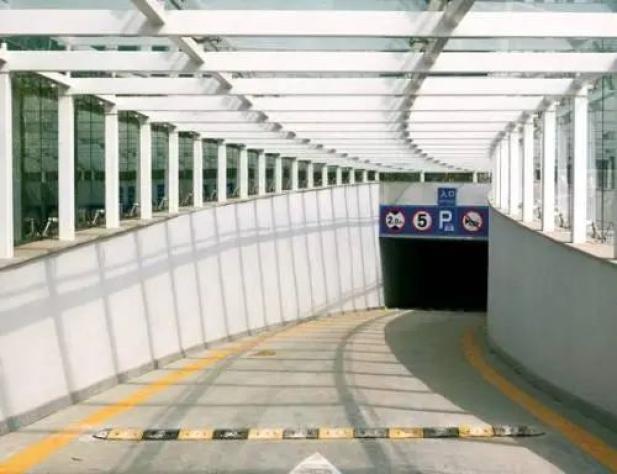 2,快速下坡地下停车场进出口坡度大,道路环境复杂,如果是陌生的地下