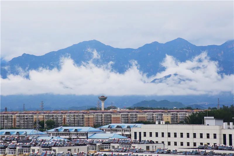 雨中密云仙气缭绕