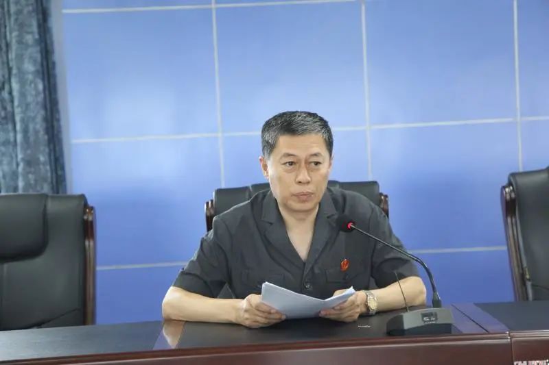 青冈法院党组成员副院长安宏讲党课坚守底线不越红线