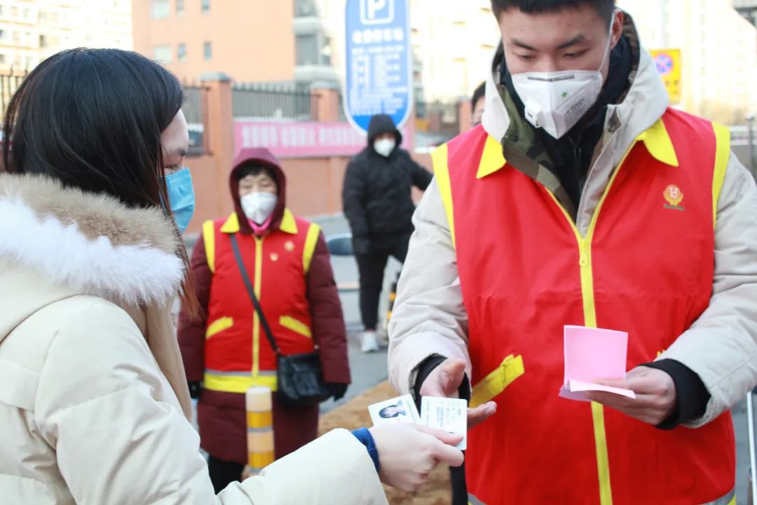 民兵郭润业核查返京人员出门条