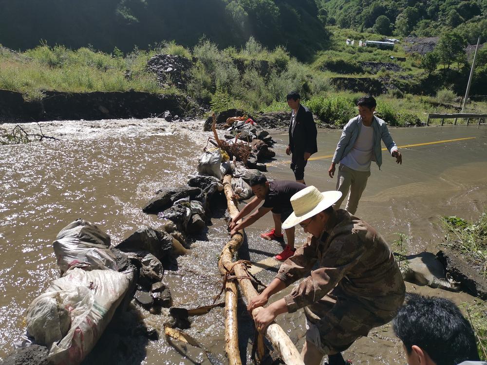 阿坝州黑水县知木林镇纪检监察干部协助防汛抢险.