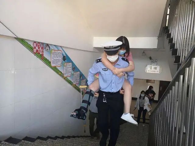 教育整顿·为民丨赵警官,你背人的样子很帅!