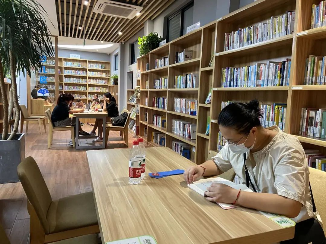 城市书房恢复开放市民可就近阅读