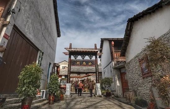 双城记⑥丨万国风，明军魂，“岛城”千里觅“瀑乡”