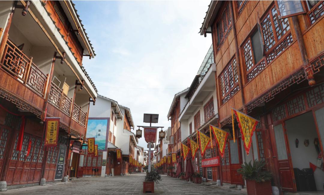 双城记⑥丨万国风，明军魂，“岛城”千里觅“瀑乡”