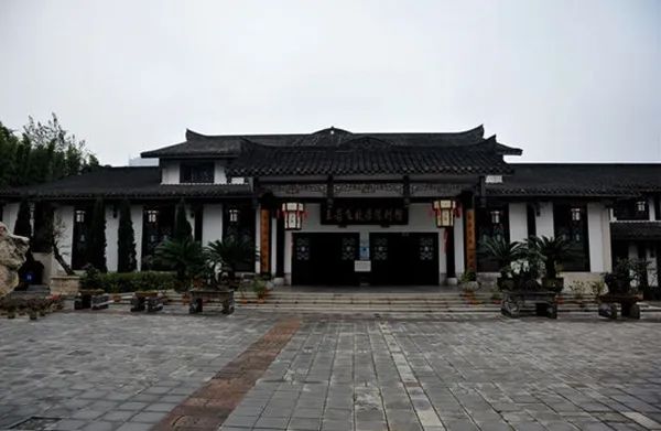 双城记⑥丨万国风，明军魂，“岛城”千里觅“瀑乡”