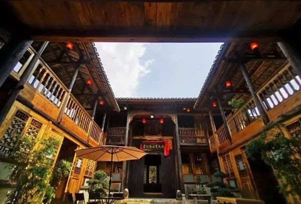双城记⑥丨万国风，明军魂，“岛城”千里觅“瀑乡”