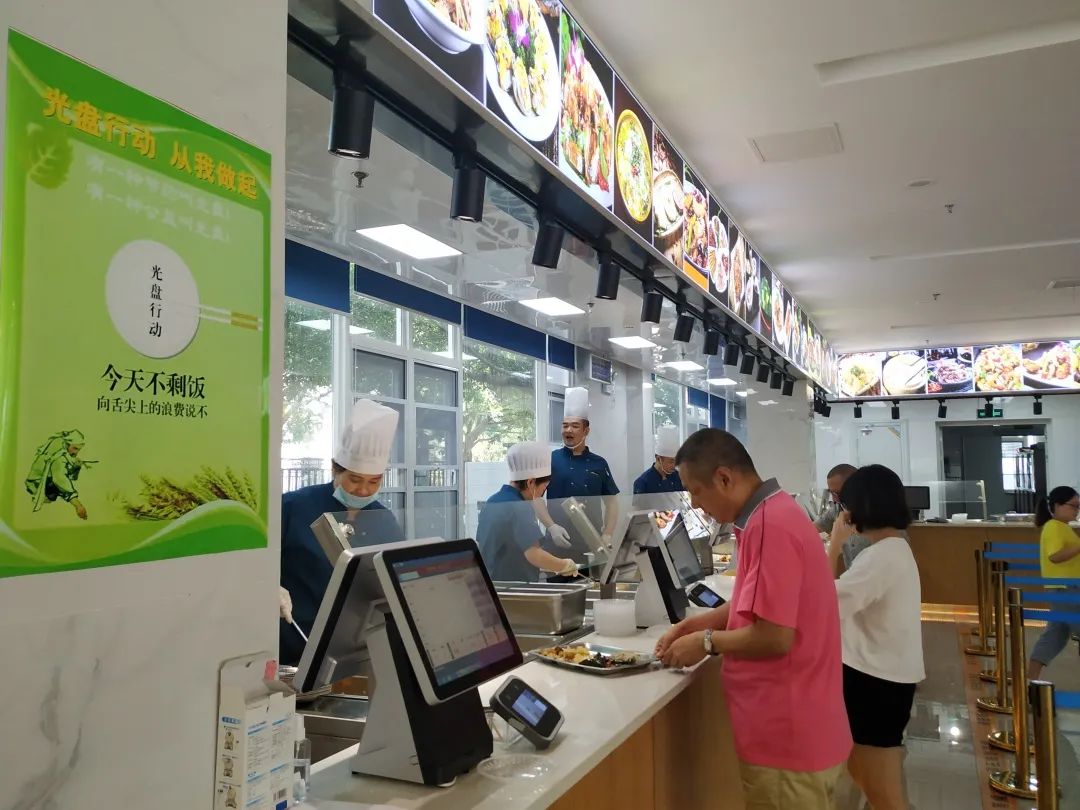 在食堂的取餐口前,排着长长的队列.