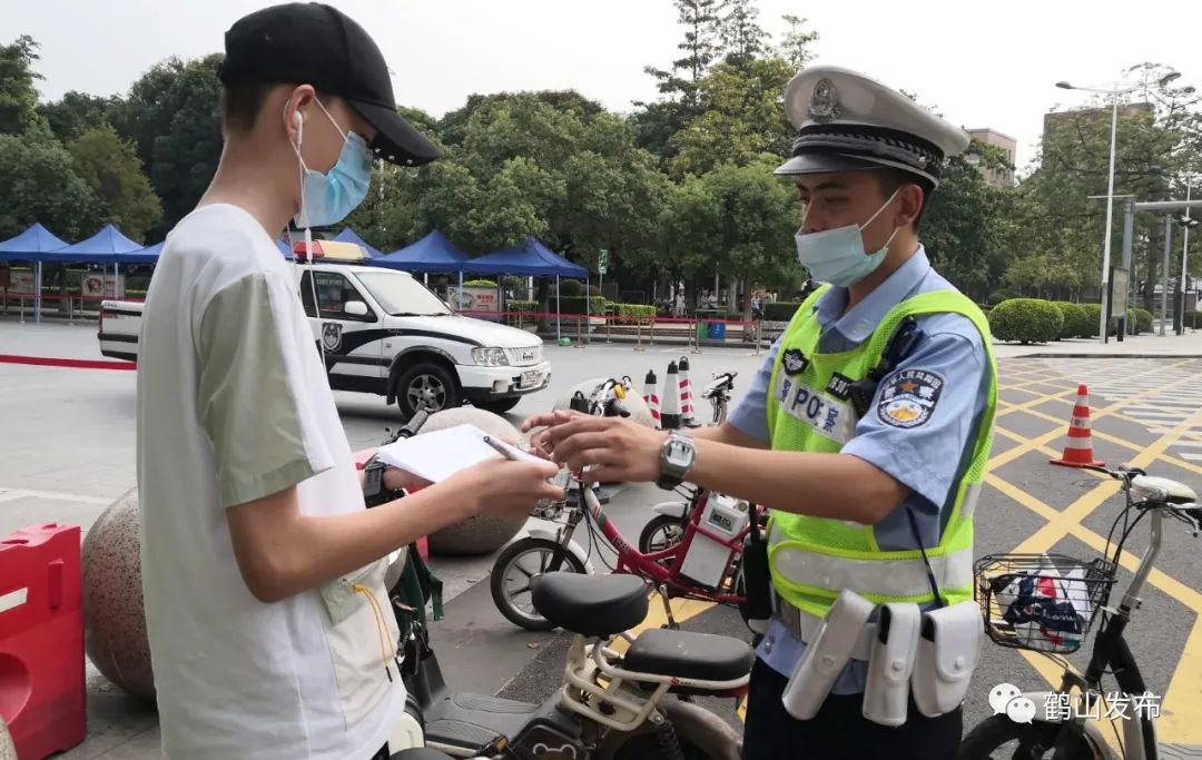 鶴山交警提示:電動車駕駛員要守法行駛 謹記佩戴安全頭盔上路